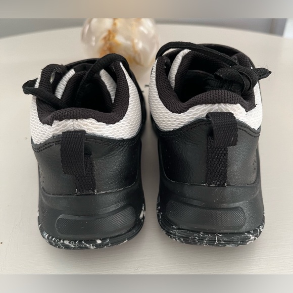 Under Armour🖤💛Boys Hightop Sneakers - Picture 2 of 4